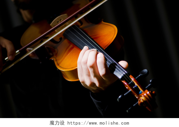 小提琴独奏年轻小提琴手玩